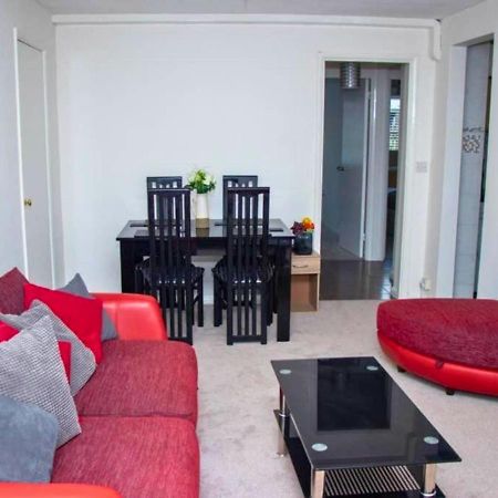 Апартаменты 2-Bed Sleeps 4 Comfy For Contractors With Free Parking In Crawley Near Gatwick Manor Royal Refurbished Экстерьер фото