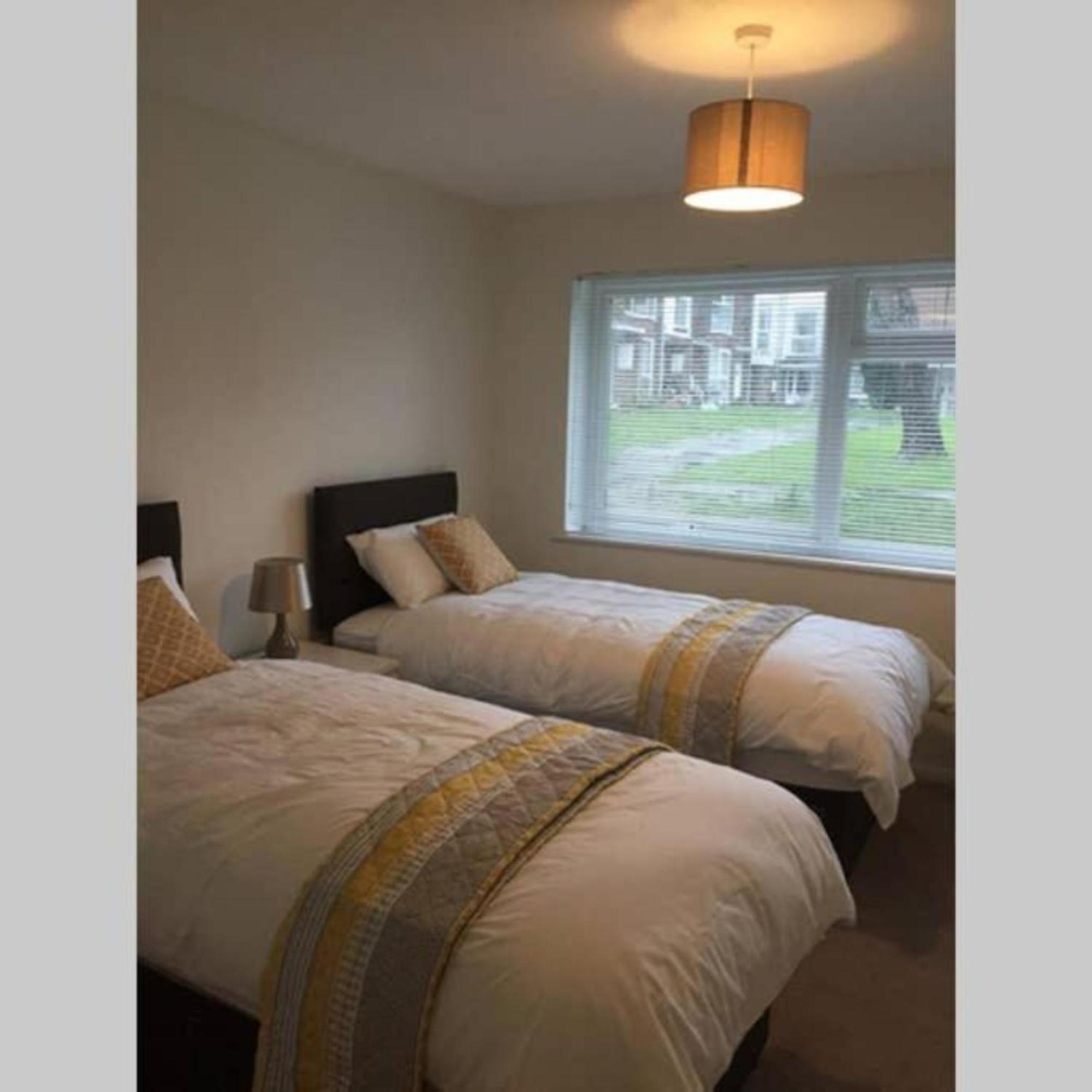Апартаменты 2-Bed Sleeps 4 Comfy For Contractors With Free Parking In Crawley Near Gatwick Manor Royal Refurbished Экстерьер фото