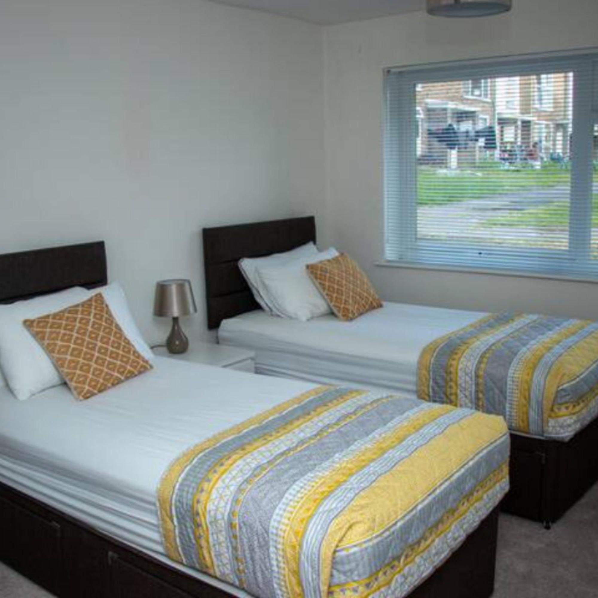 Апартаменты 2-Bed Sleeps 4 Comfy For Contractors With Free Parking In Crawley Near Gatwick Manor Royal Refurbished Экстерьер фото