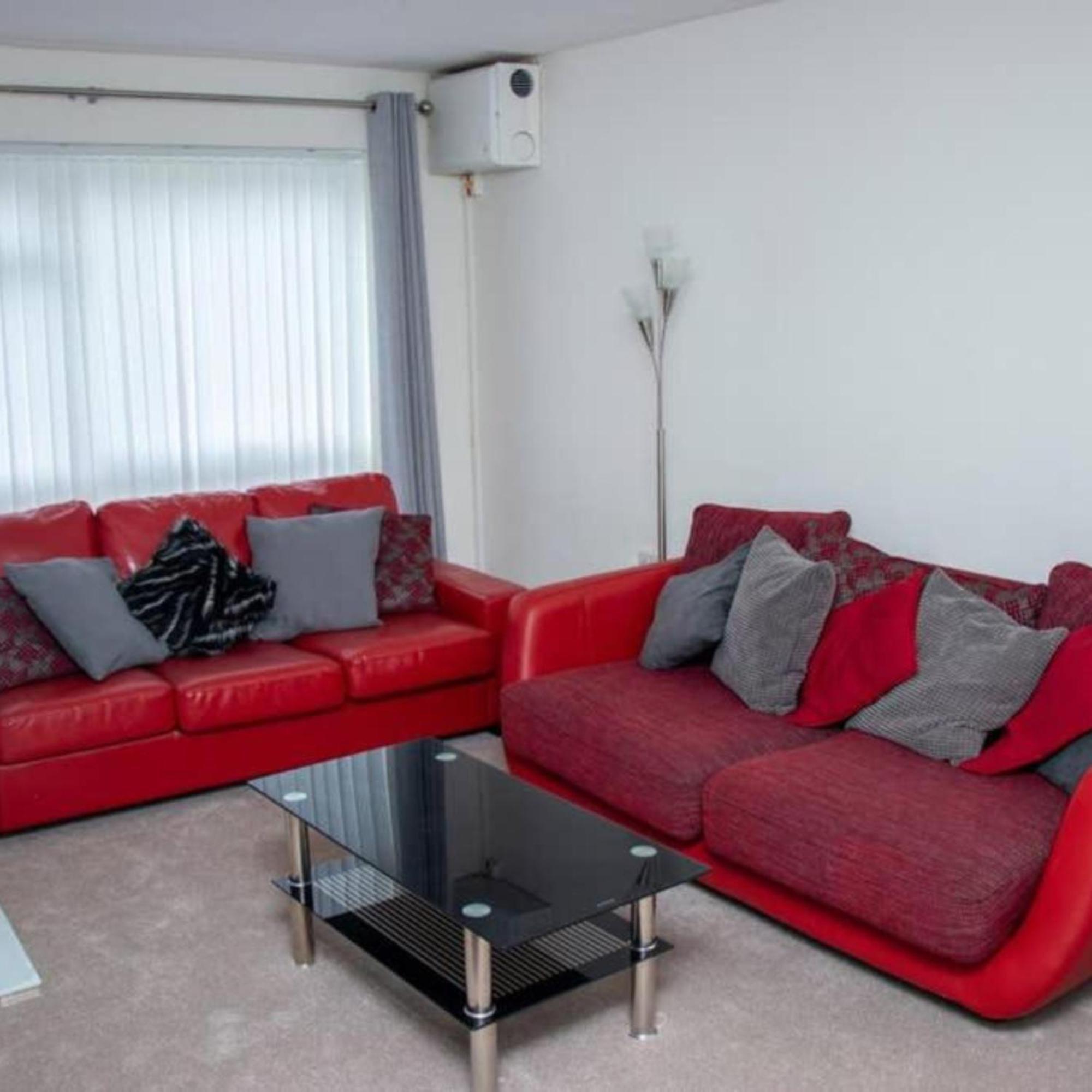 Апартаменты 2-Bed Sleeps 4 Comfy For Contractors With Free Parking In Crawley Near Gatwick Manor Royal Refurbished Экстерьер фото