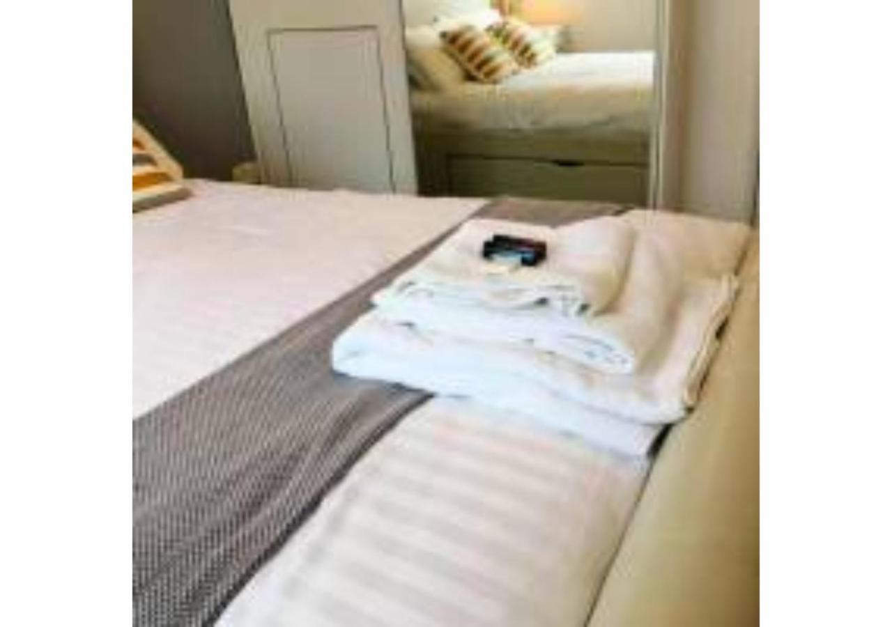 Апартаменты 2-Bed Sleeps 4 Comfy For Contractors With Free Parking In Crawley Near Gatwick Manor Royal Refurbished Экстерьер фото