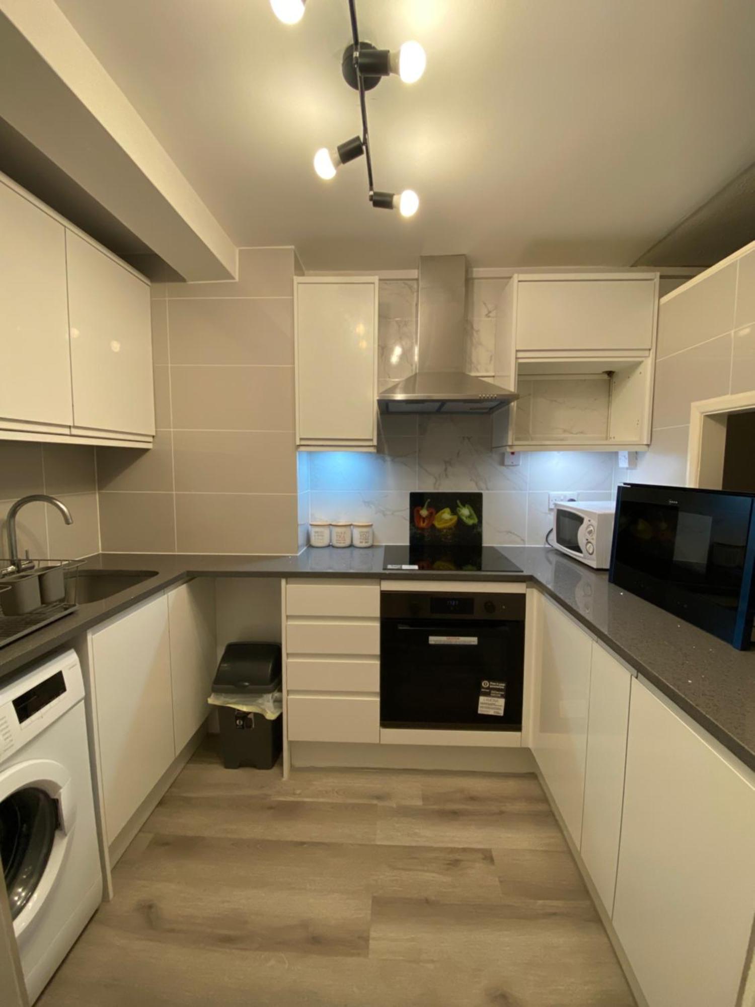 Апартаменты 2-Bed Sleeps 4 Comfy For Contractors With Free Parking In Crawley Near Gatwick Manor Royal Refurbished Экстерьер фото