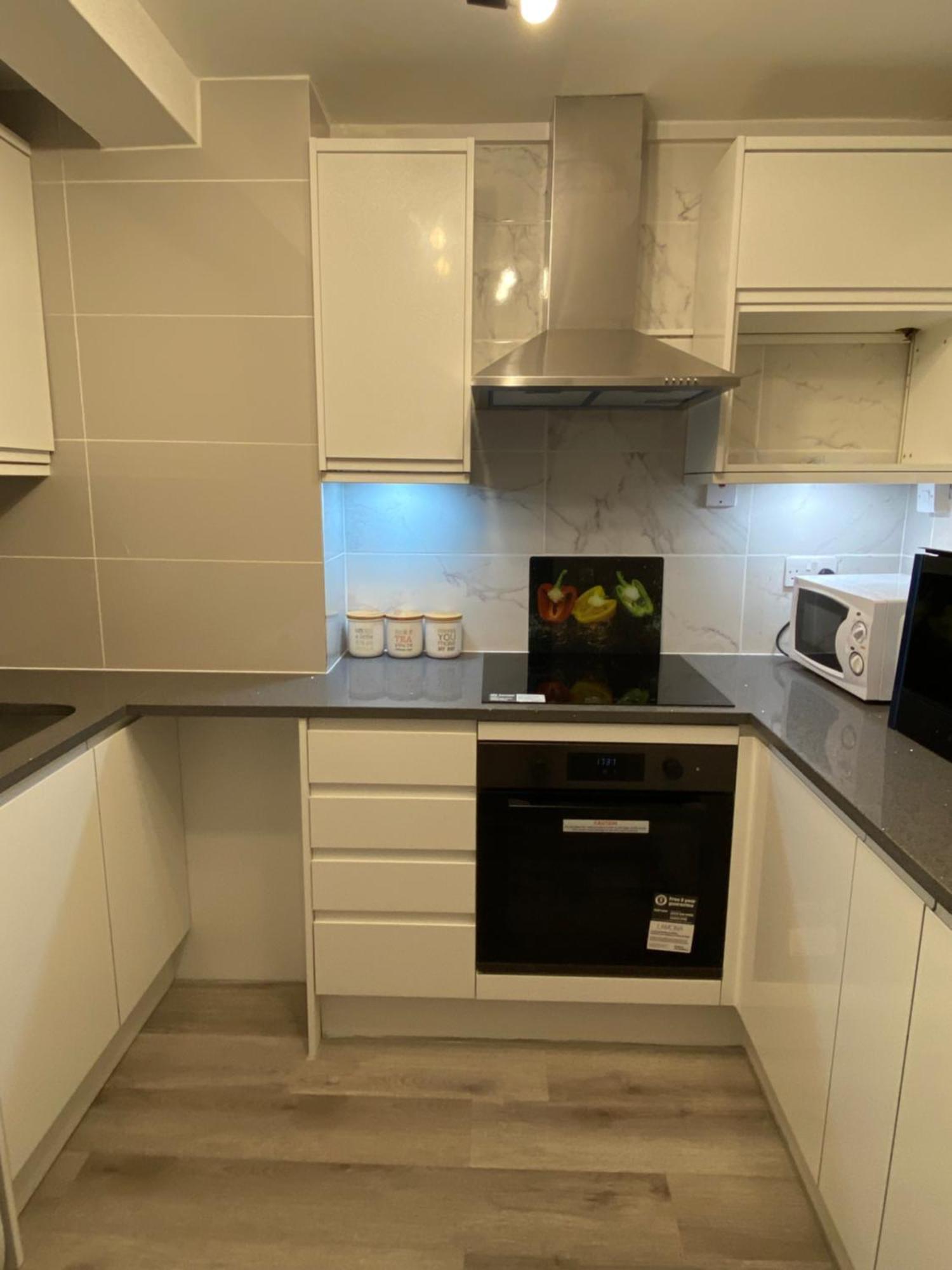 Апартаменты 2-Bed Sleeps 4 Comfy For Contractors With Free Parking In Crawley Near Gatwick Manor Royal Refurbished Экстерьер фото