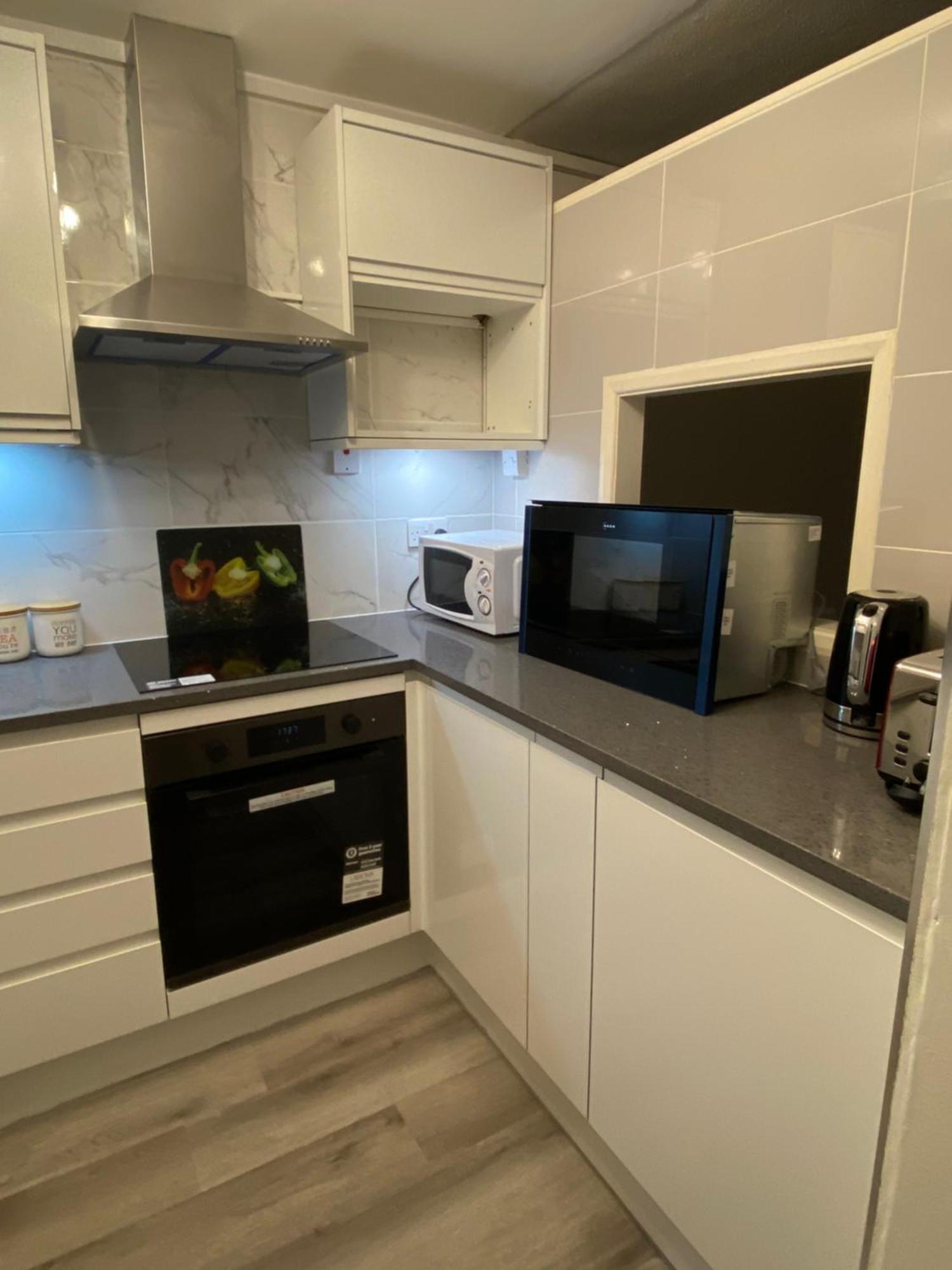 Апартаменты 2-Bed Sleeps 4 Comfy For Contractors With Free Parking In Crawley Near Gatwick Manor Royal Refurbished Экстерьер фото