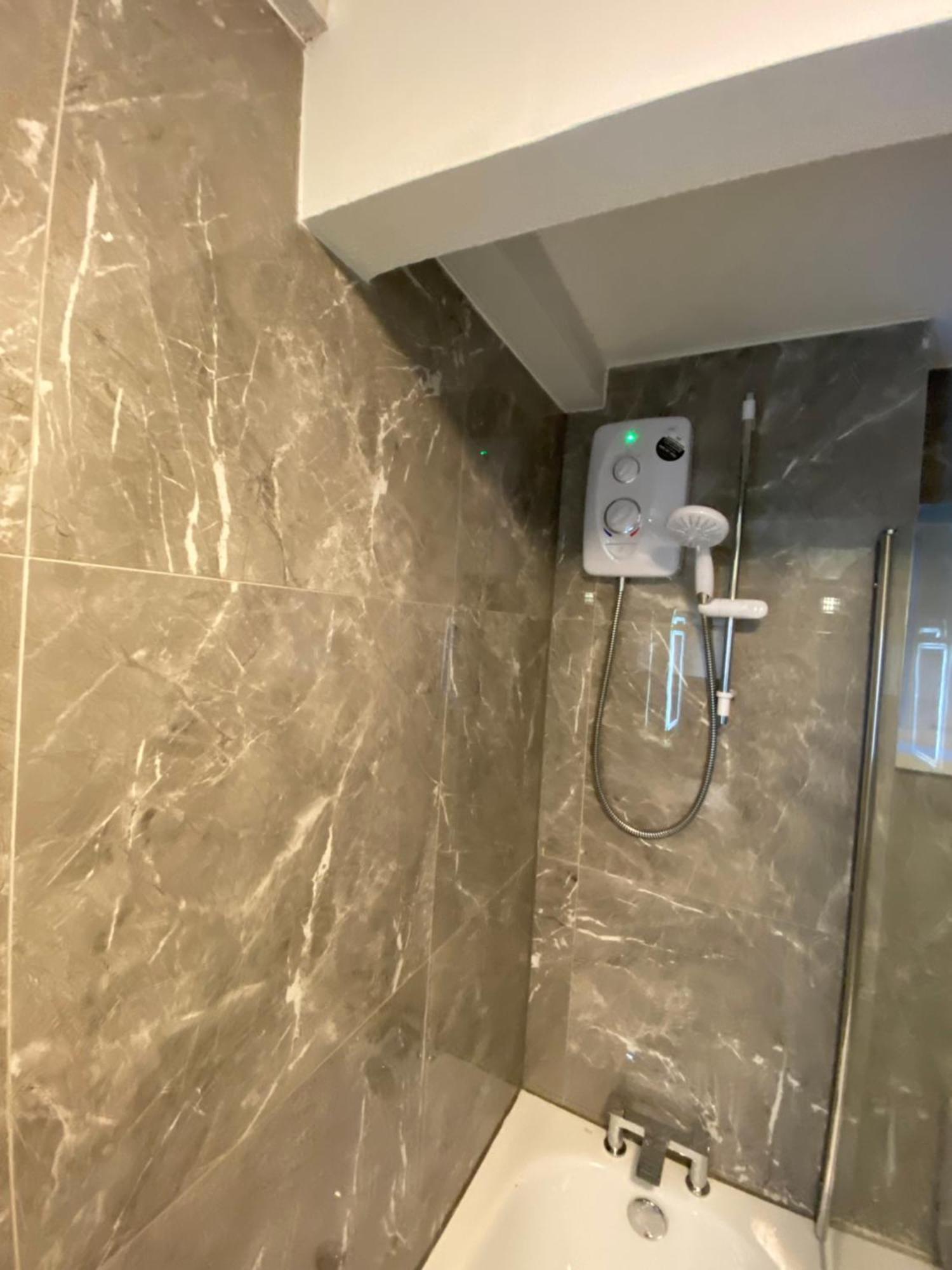 Апартаменты 2-Bed Sleeps 4 Comfy For Contractors With Free Parking In Crawley Near Gatwick Manor Royal Refurbished Экстерьер фото