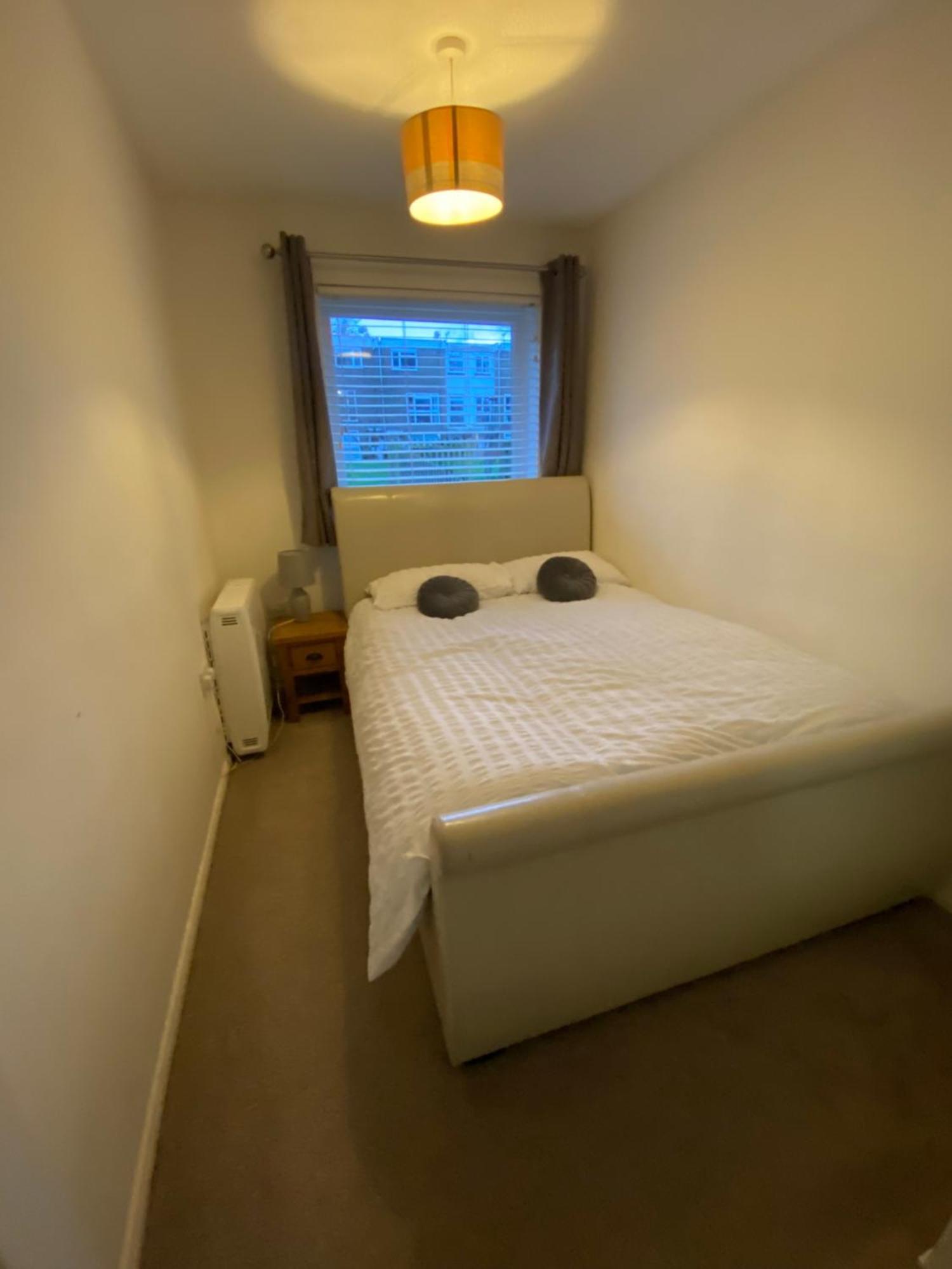 Апартаменты 2-Bed Sleeps 4 Comfy For Contractors With Free Parking In Crawley Near Gatwick Manor Royal Refurbished Экстерьер фото